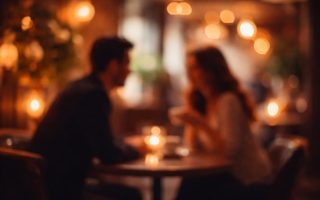 silhouettes-floues-cafe-elegant-atmosphere-chaleureuse