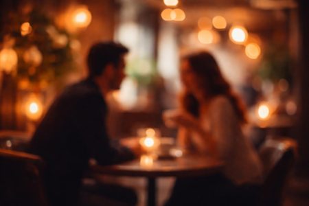 silhouettes-floues-cafe-elegant-atmosphere-chaleureuse